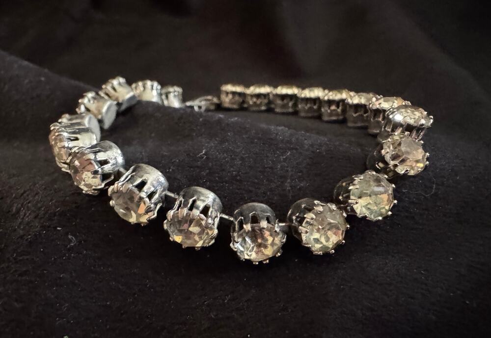 Vintage Rhinestone Tennis Bracelet Silver Tone Clear Crystal 7.25” Clasp B065